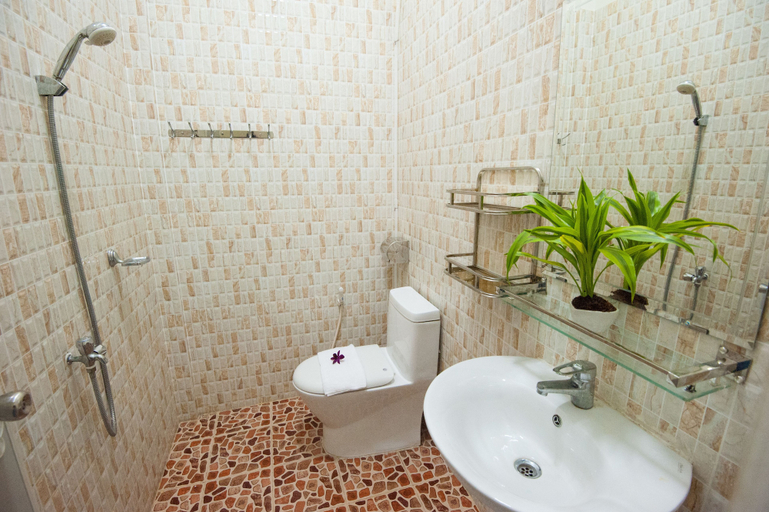 Bathroom 3, B52 Hostel, Phnom Penh
