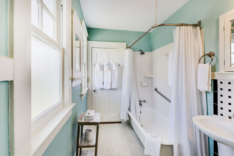 Bathroom 5, Lakeside Inn, Lake