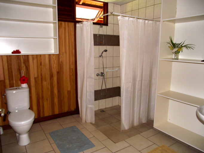 Bathroom 5, Vaianae Lodge