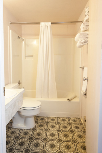 Bathroom 5, Benny's Colville Inn, Stevens