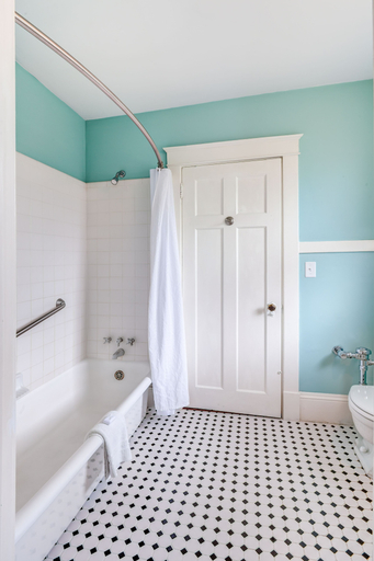 Bathroom 4, Lakeside Inn, Lake