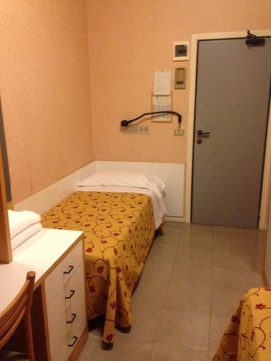 Bedroom 4, Hotel Junior, Rimini