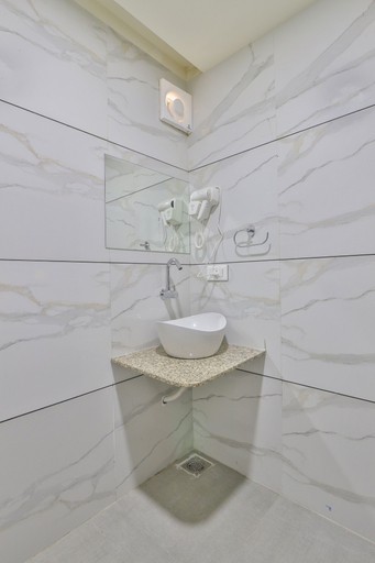 Bathroom 4, Hotel SR Regency, Anand