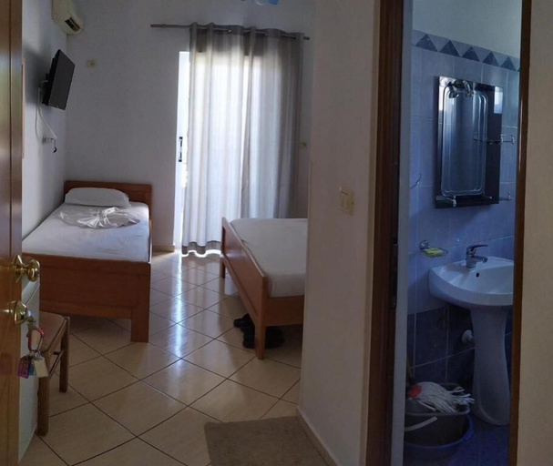 Bathroom 4, Hotel Chicago, Sarandës