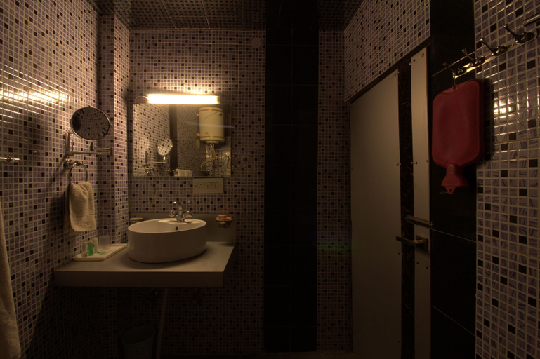 Bathroom 3, Hotel Gandhi's Paradise, Kangra
