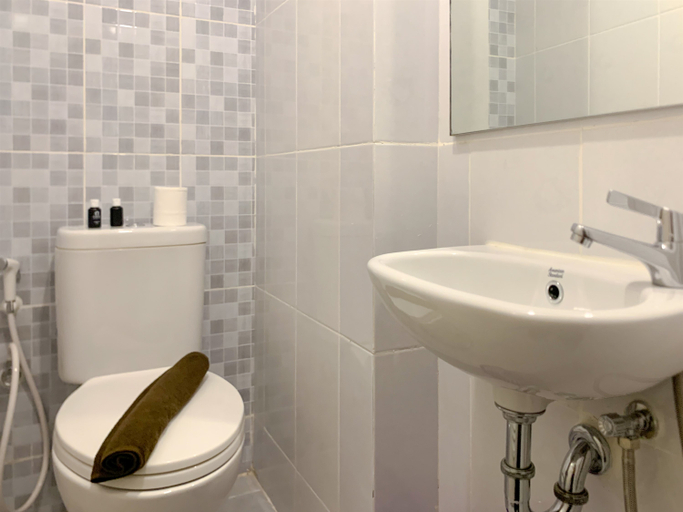 Bathroom 5, Simply Studio at Tokyo Riverside PIK 2 Apartment By Travelio, Tangerang