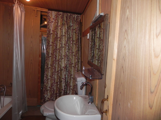 Bathroom 5, Shabrose Heritage Houseboats, Srinagar