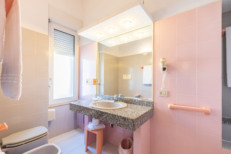 Bathroom 5, Hotel Miramare, Nuoro