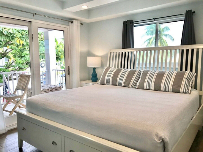 Bedroom 1, Mojoe s Villa 2 - Steps From the Beach, Lee