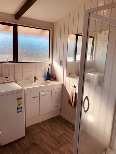 Bathroom 4, Waiheke Island Motel, Auckland