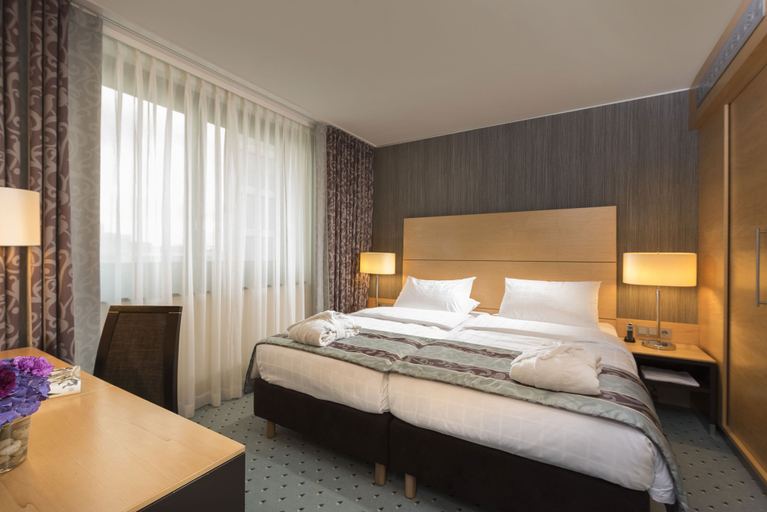 Bedroom 3, Maritim Hotel Düsseldorf, Düsseldorf