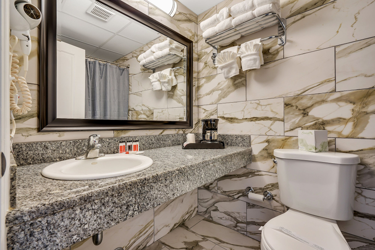 Bathroom 5, Blue Creek Inn, Ocean