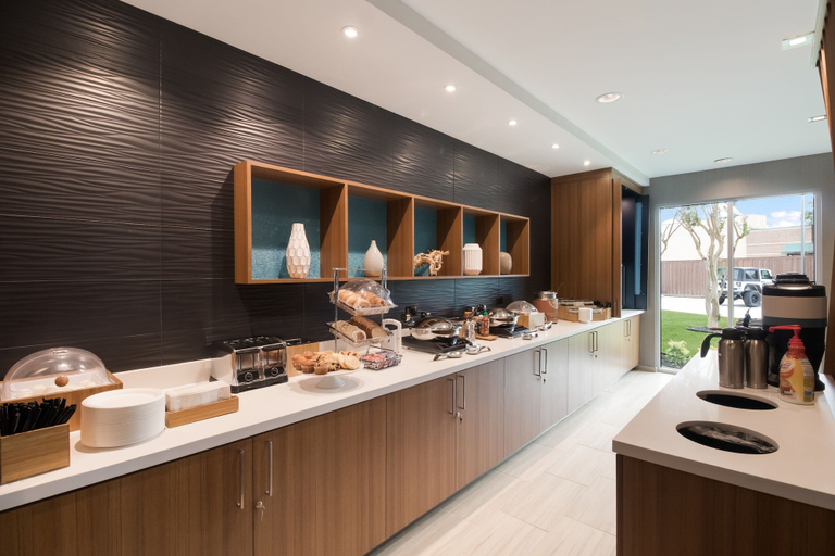 Food & Drinks 4, SpringHill Suites by Marriott Dallas NW Hwy/I35E, Dallas
