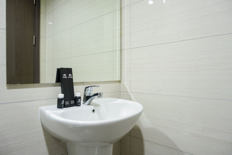 Bathroom 5, Comfortable Design 1BR Apartment Ciputra International Puri By Travelio, Jakarta Barat