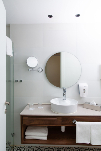 Bathroom 5, Montefiore Hotel