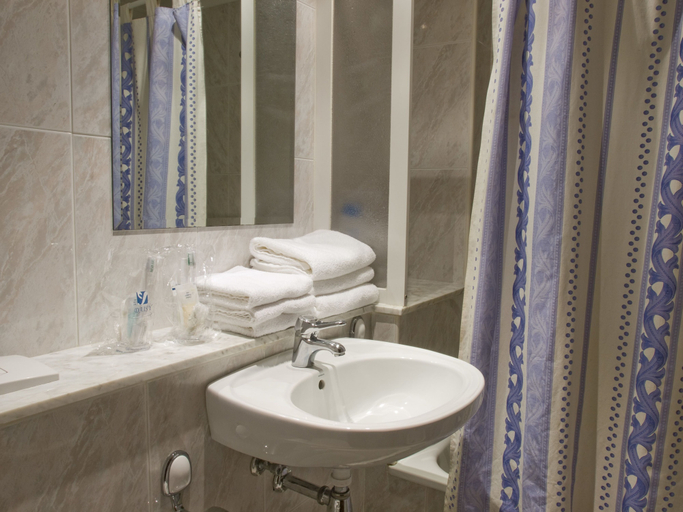 Bathroom 5, Hotel Marcial, A Coruña