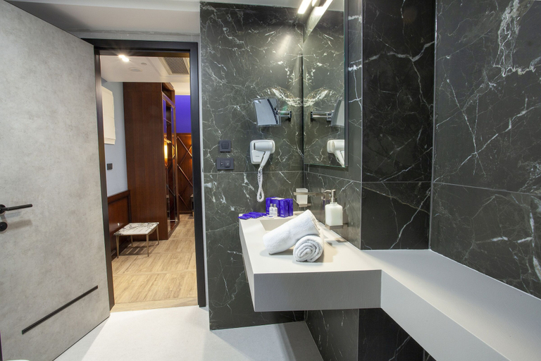 Bathroom 5, Hotel Solun, Trieste