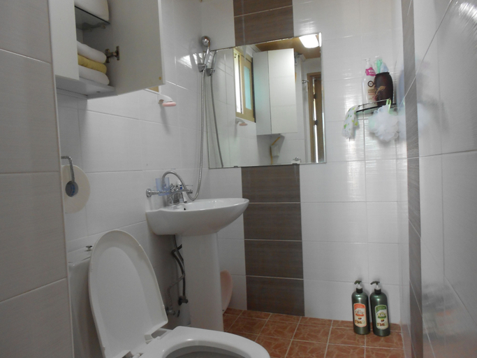 Bathroom 3, Elvis B&B, Jung