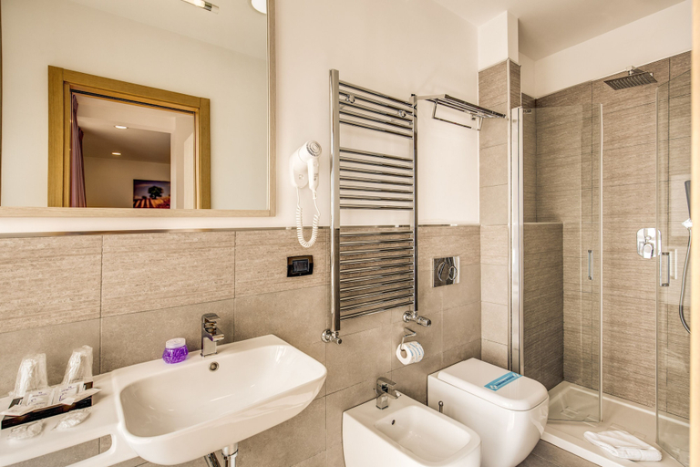 Bathroom 5, Ginevra Palace Hotel, Roma