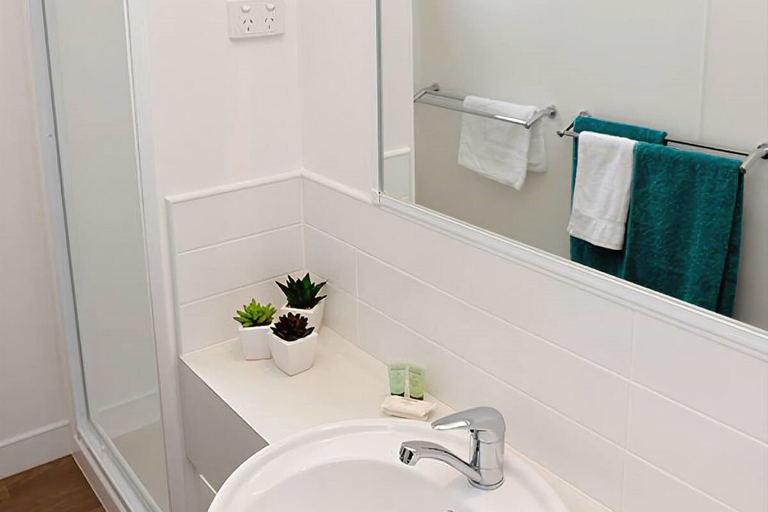 Bathroom 3, Riverside Cabin Park, Shepparton