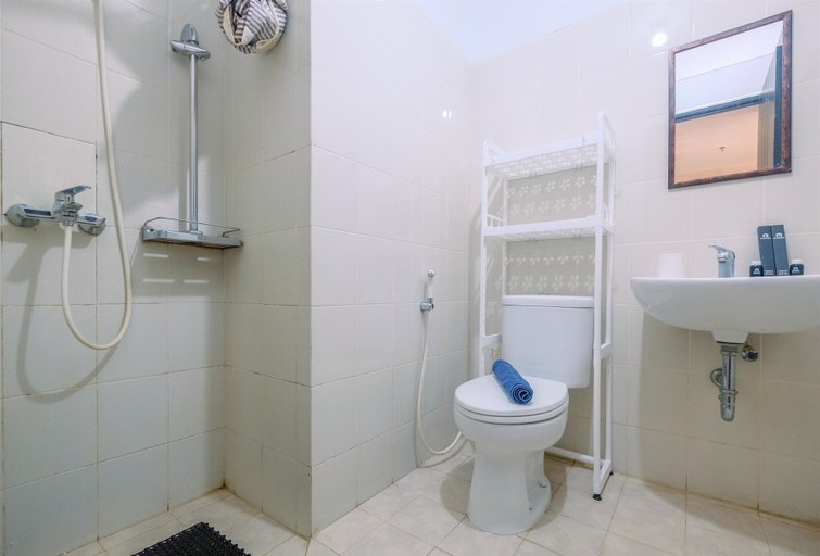 Bathroom 3, Comfort 2BR Apartment at Cervino Village, Jakarta Selatan