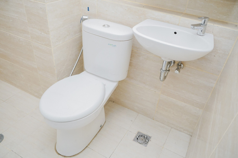 Bathroom 5, Comfort and Minimalist Studio Apartment at Springwood Residence By Travelio, Tangerang