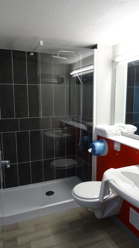 Bathroom 4, Balladins Dieppe, Seine-Maritime