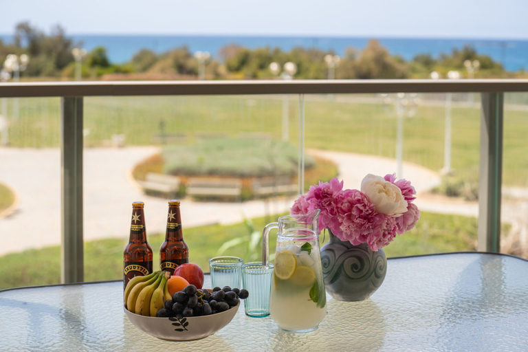 Food & Drinks, Alloro First Line To The Beach