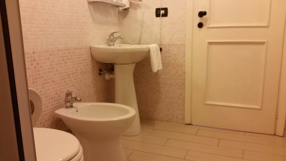 Bathroom 5, Hotel Niagara, Torino