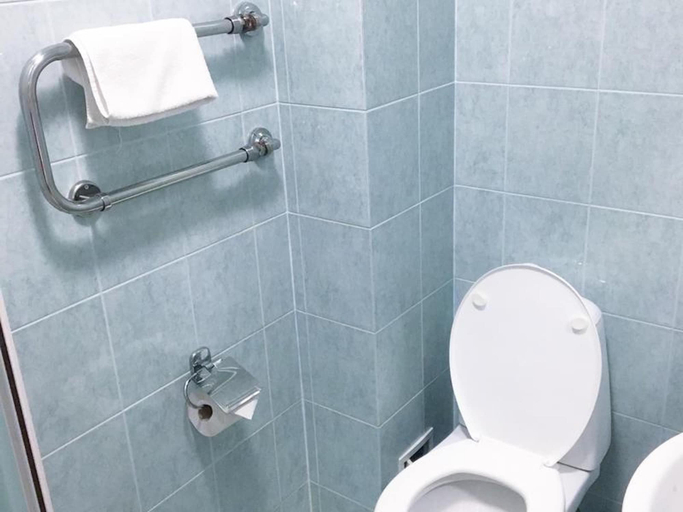 Bathroom 3, Room in Guest Room - Valensija - Standard Double Room, Riga