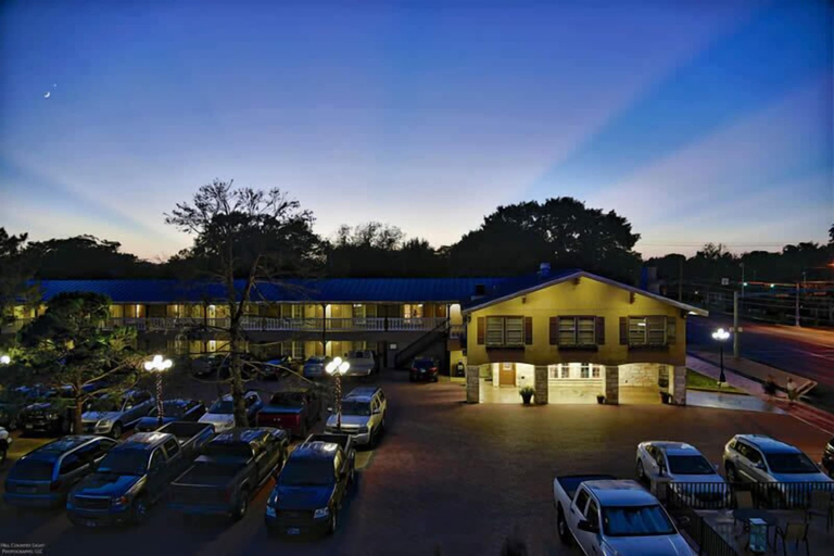 Others 5, Sunday House Inn and Suites, Gillespie