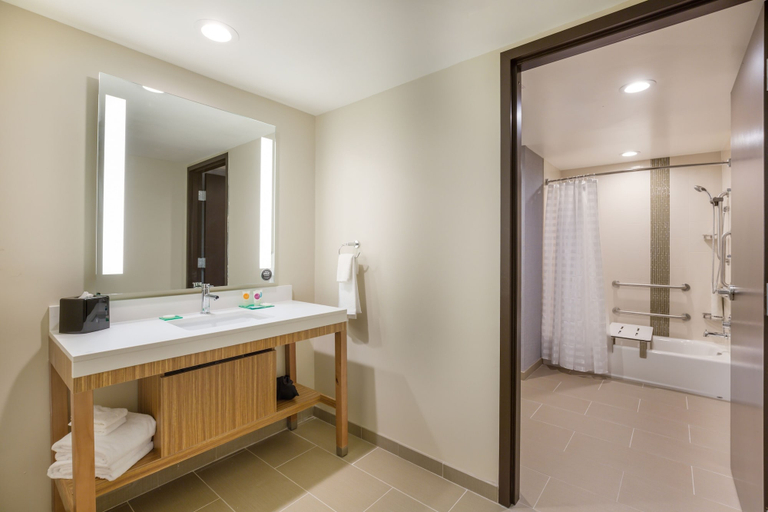 Bathroom 4, Hyatt Place Hampton Convention Center, Hampton