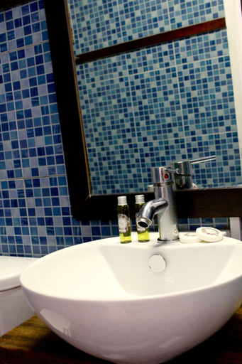 Bathroom 2, Vinnus Guesthouse, Mafra