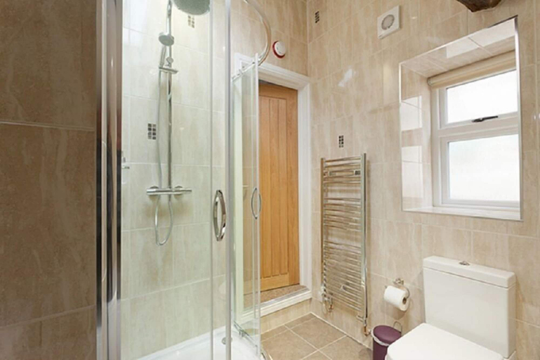 Bathroom 4, The Fountain Tea Rooms B&B, Derbyshire