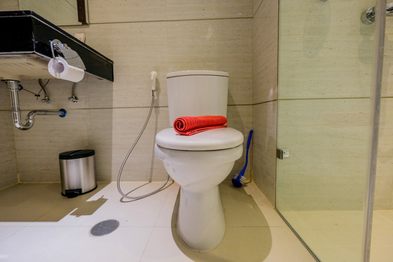 Bathroom 5, Cozy 1BR Brooklyn Alam Sutera Apartment By Travelio, Tangerang