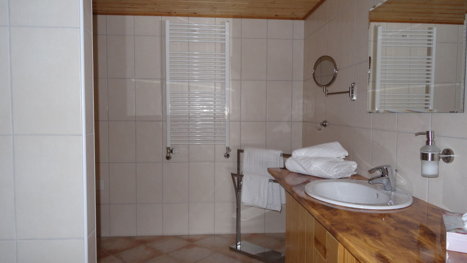 Bathroom, Apartment Panorama 1 near airport, Steinburg