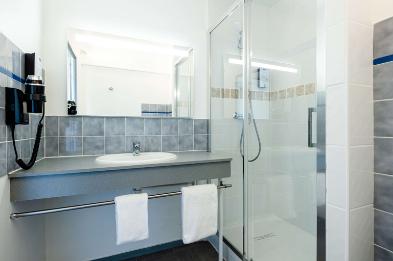 Bathroom 3, Kyriad Nuits-Saint-Georges, Côte-d'Or