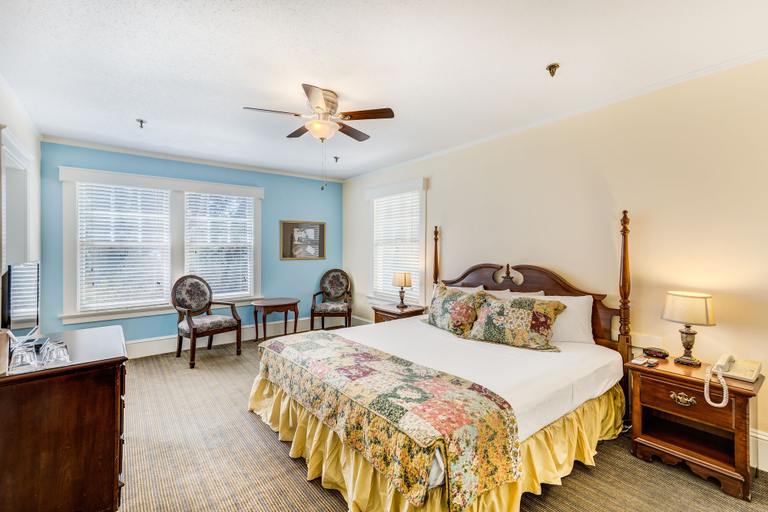 Bedroom 3, Lakeside Inn, Lake
