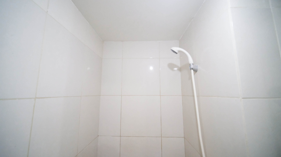 Bedroom 2, Modern and Cozy Stay Studio Apartment at Tanglin Supermall Mansion By Travelio, Surabaya