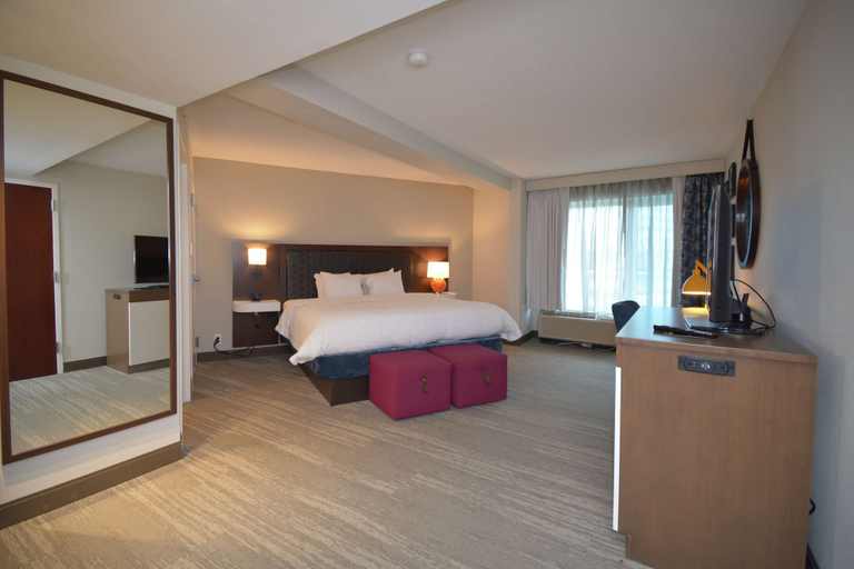 Bedroom 3, Hampton Inn Salem East - Electric Road, Salem