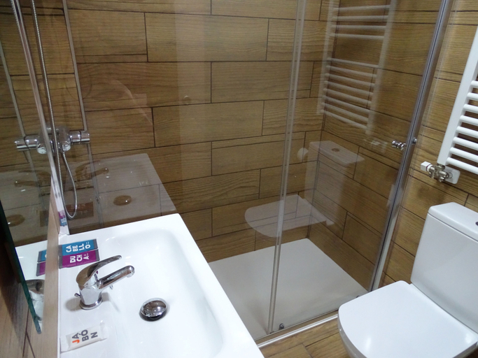 Bathroom 4, Urban Burgos, Burgos