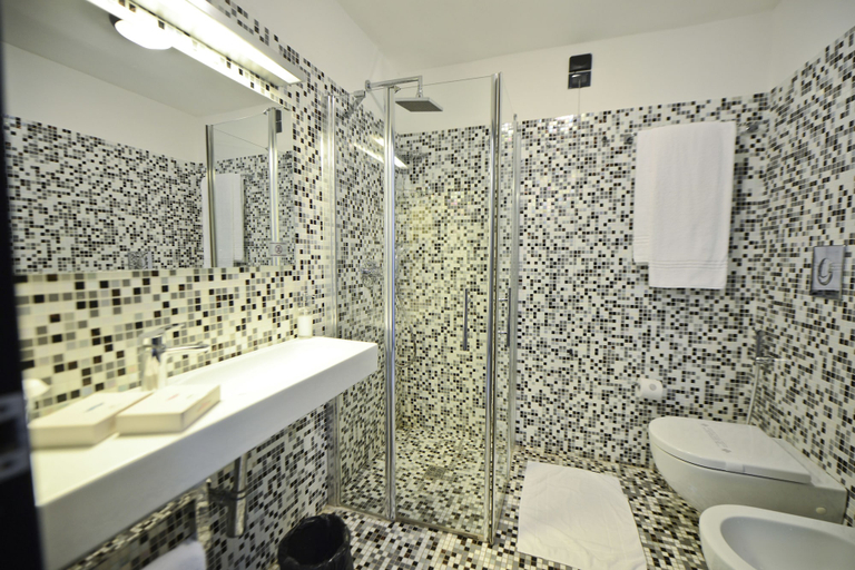 Bathroom 5, Grand Hotel Masseria Santa Lucia, Brindisi