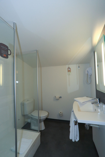 Bathroom 4, ibis Aurillac, Cantal