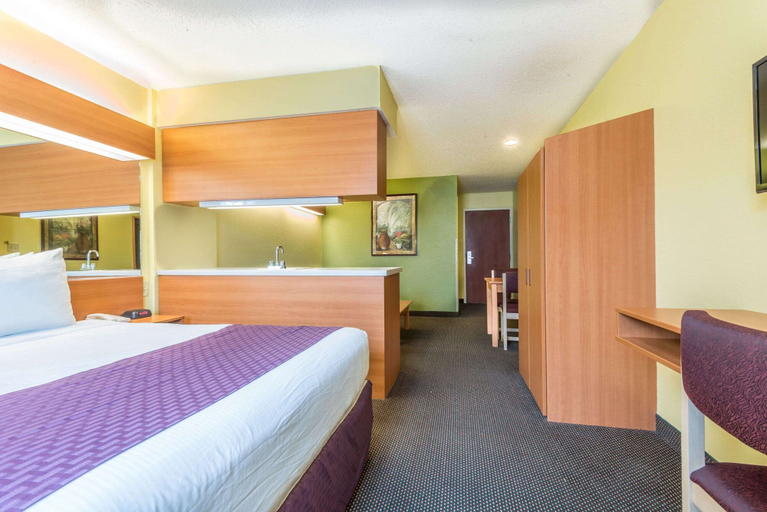 Bedroom 3, Microtel Inn & Suites by Wyndham Auburn, Lee