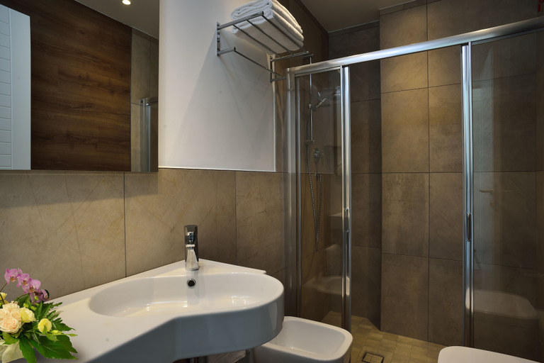 Bathroom 5, Embassy Hotel & SPA, Rimini