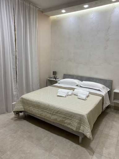 Bedroom 3, Hotel Poker, Napoli