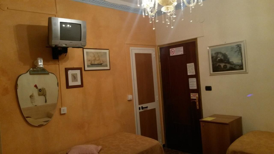 Bedroom 3, Albergo Solana, Savona