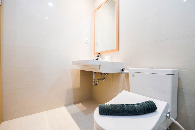 Bathroom 2, Strategic 2Br At Sedayu City Suites Kelapa Gading Apartment, East Jakarta