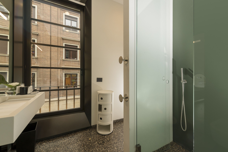 Bathroom 5, Hotel Royal Bissolati, Rome