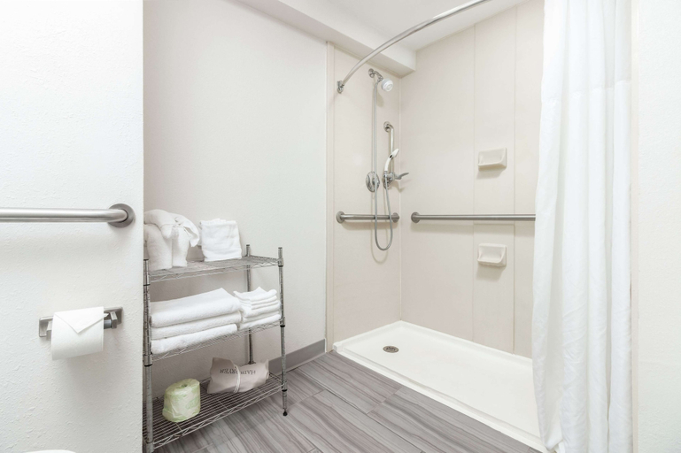 Bathroom 5, Hampton Inn Daytona Shores - Oceanfront, Volusia